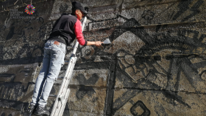 Al lavoro per il restauro del murale di Rogliano
